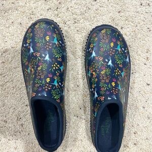 Western Chief blue‎ floral women’s shoes clogs rubber boots 8, hummingbird navy